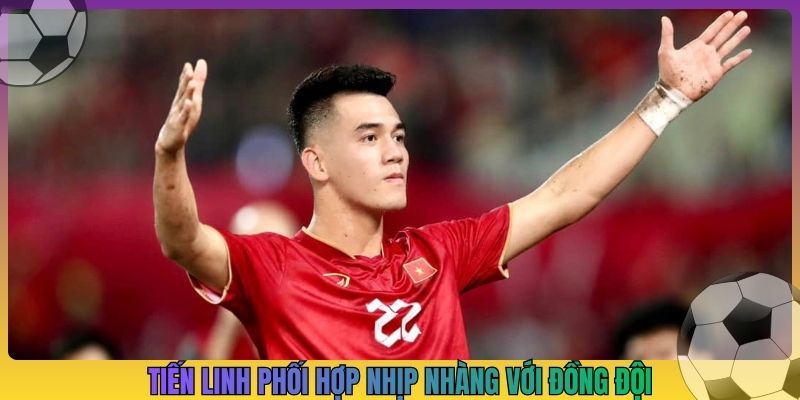 Tiến Linh phối hợp nhịp nhàng với đồng đội